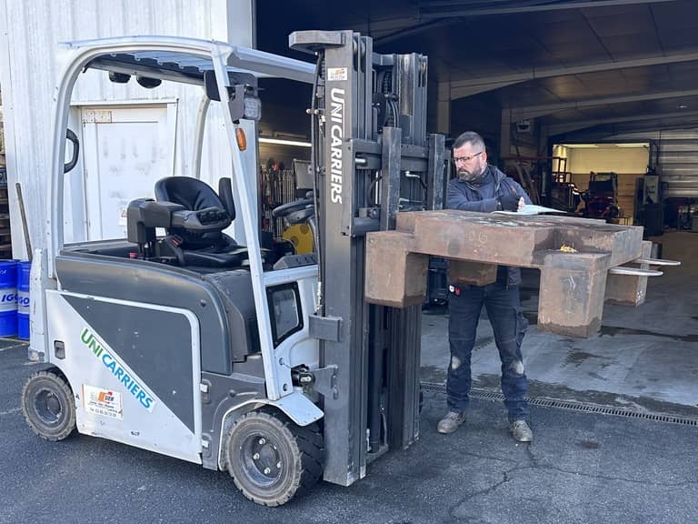 Image d'un technicien de maintenance lors d'un contrôle VGP sur un chariot élévateur frontal électrique Unicarriers