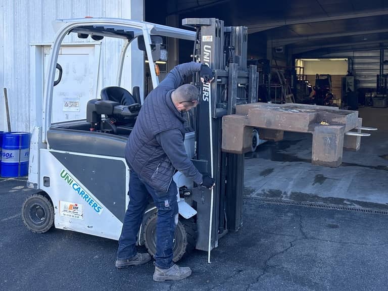 Image d'un technicien en cours de réalisation d'un contrôle VGP sur un chariot élévateur électrique