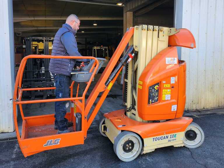 Photo d'un technicien de maintenance lors du contrôle VGP d'une nacelle toucan JLG