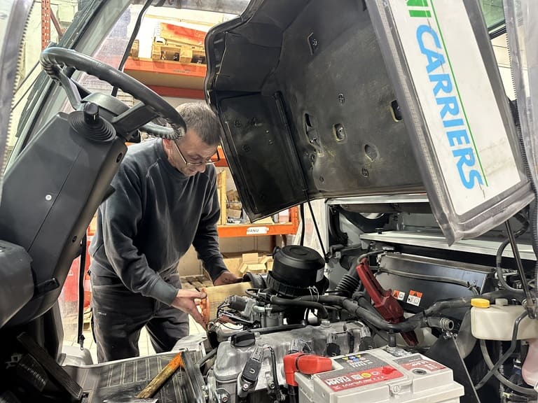 Image d'un technicien de maintenance réalisant le changement d'un filtre sur un chariot élévateur unicarriers