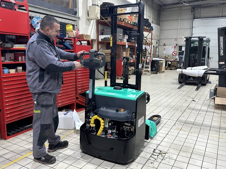 photo d'un technicien de manutention lors d'un entretien sur un gerbeur Mitsubishi Forklift