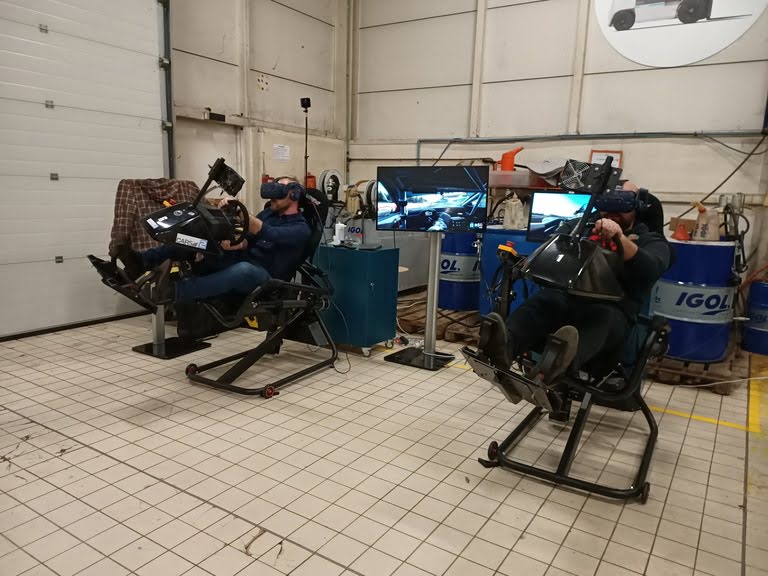 Photo de deux employés en train de jouer à un jeu immersif 3D