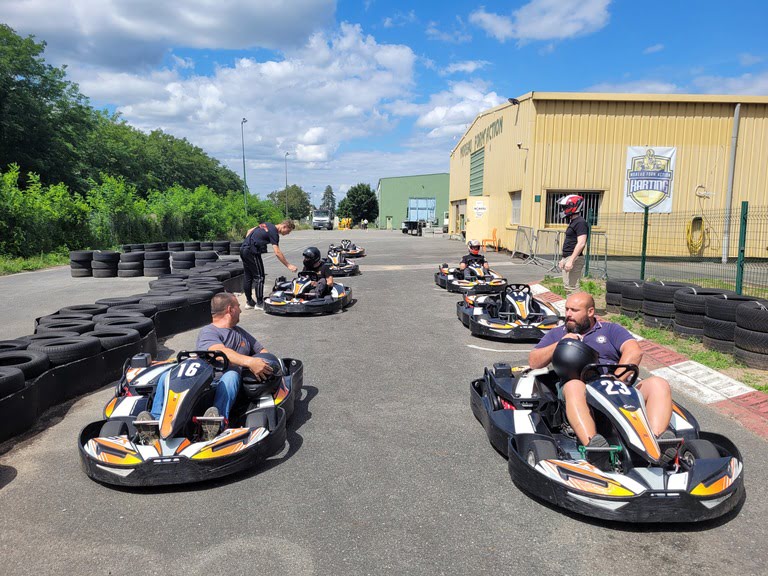 Image mettant en scène les salariés de Siem Services lors d'une sortie karting