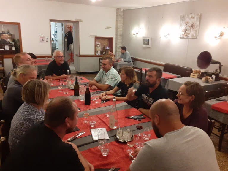 Image capturant des employés réunis autour d'un repas convivial au sein d'un restaurant
