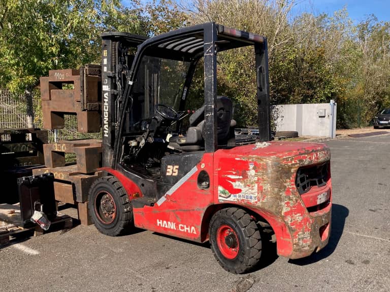 Photo d'un chariot élévateur frontal Hangcha usé, avant sa remise en état