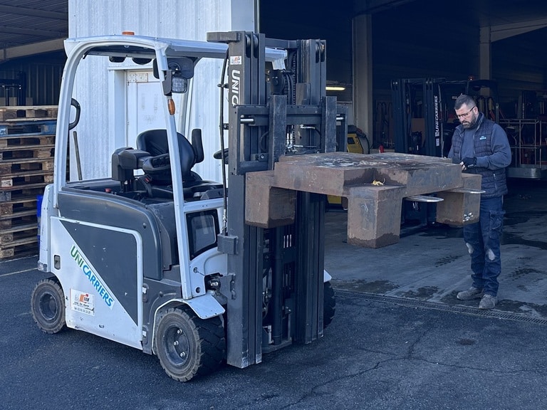 Photo d'un technicien en train de réaliser une remise en service sur un chariot élévateur unicarriers