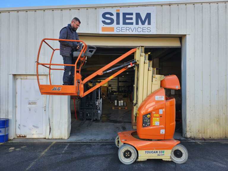 Photo d'un technicien en cours de remise en service sur une nacelle toucan E10 JLG