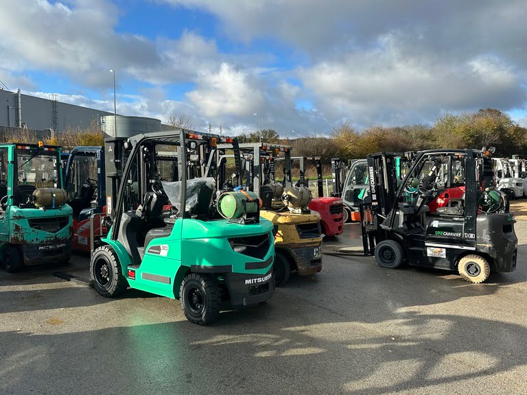 Ensemble de parcs de chariots élévateurs à vendre, comprenant des modèles de marques telles que Mitsubishi, CAT, Hangcha, UniCarriers, Toyota, Nissan, et Fenwick