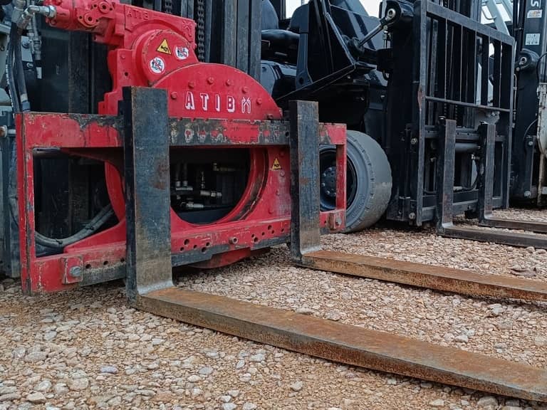 Avant d'un chariot élévateur frontal équipé d'une tête rotative de la marque Atib