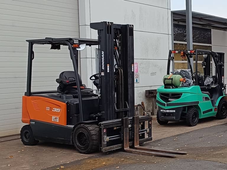 Un chariot élévateur frontal neuf de marque Doosan ainsi qu'un chariot élévateur frontal neuf de la marque Mitsubishi Forklift, prêts à être livrés