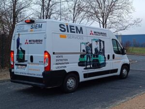 Image d'un camion Siem Services arborant la signalétique de la société, se dirigeant vers une intervention de dépannage