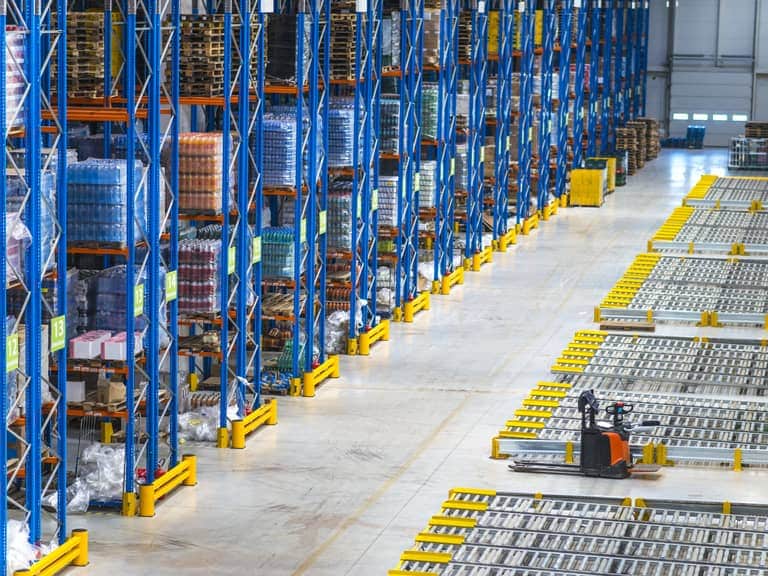 Entrepôt logistique équipés d'équipements et de fournitures industrielles