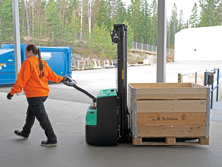 Photographie illustrant une cariste manœuvrant avec habileté un gerbeur Mitsubishi Forklift SBP10N