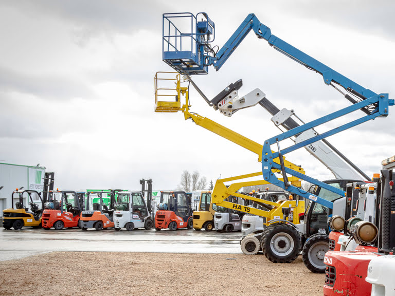 Divers chariots élévateurs frontaux provenant de marques telles que Hangcha, TCM, Cat, Unicarriers, Toyota, Hyster, Nissan, ainsi que des nacelles élévatrices Haulotte et Genie présentées sur le parc matériels de Siem Services