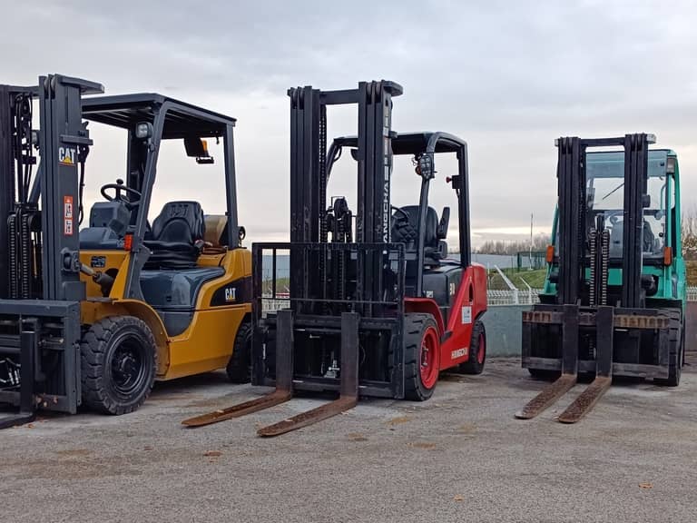 Un chariot élévateur frontal Cat, un chariot élévateur frontal Hangcha et un chariot élévateur Mitsubishi Forklift présents sur le site de Siem Services