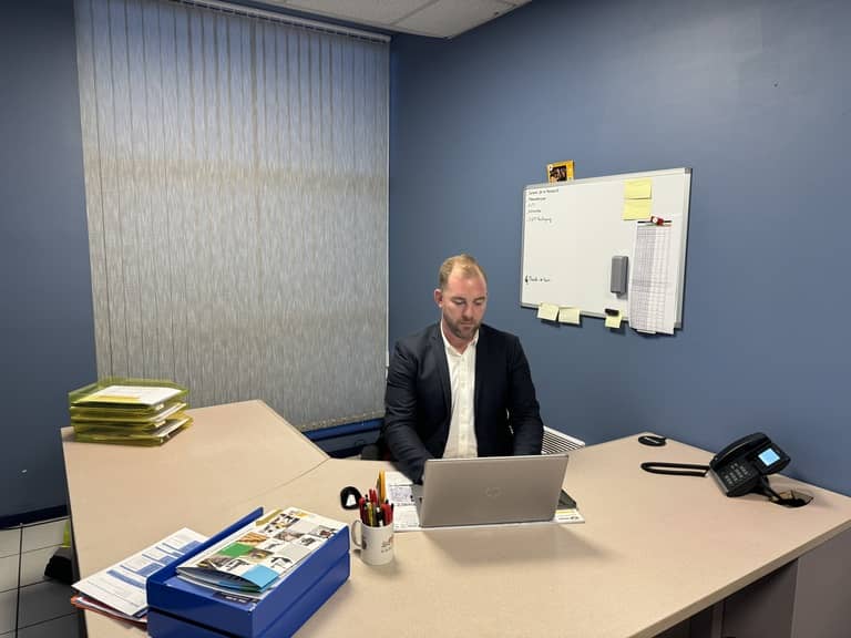 Photo d'un professionnel de la vente dans son bureau