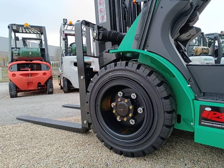 Image d'un chariot élévateur Mitsubishi Forklift avec une perspective focalisée spécifiquement sur le pneu